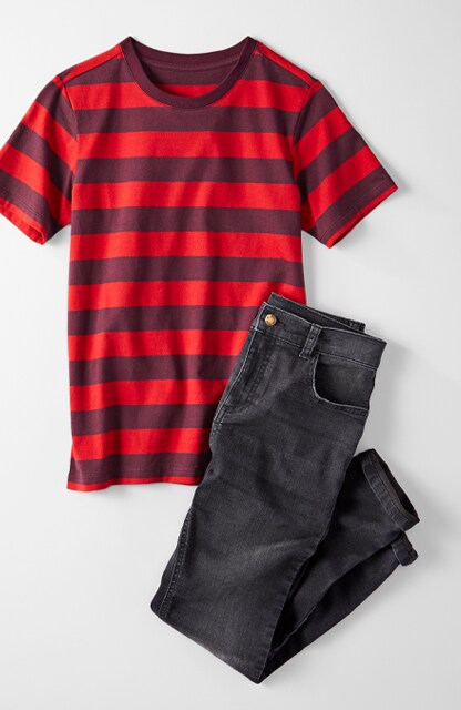 graphic tee and skinny jeans