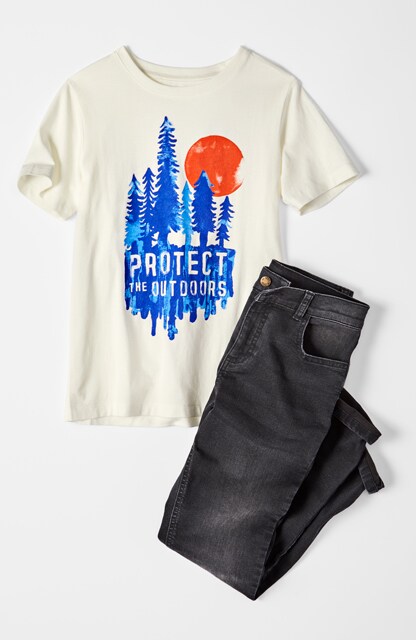 graphic tee and skinny jeans
